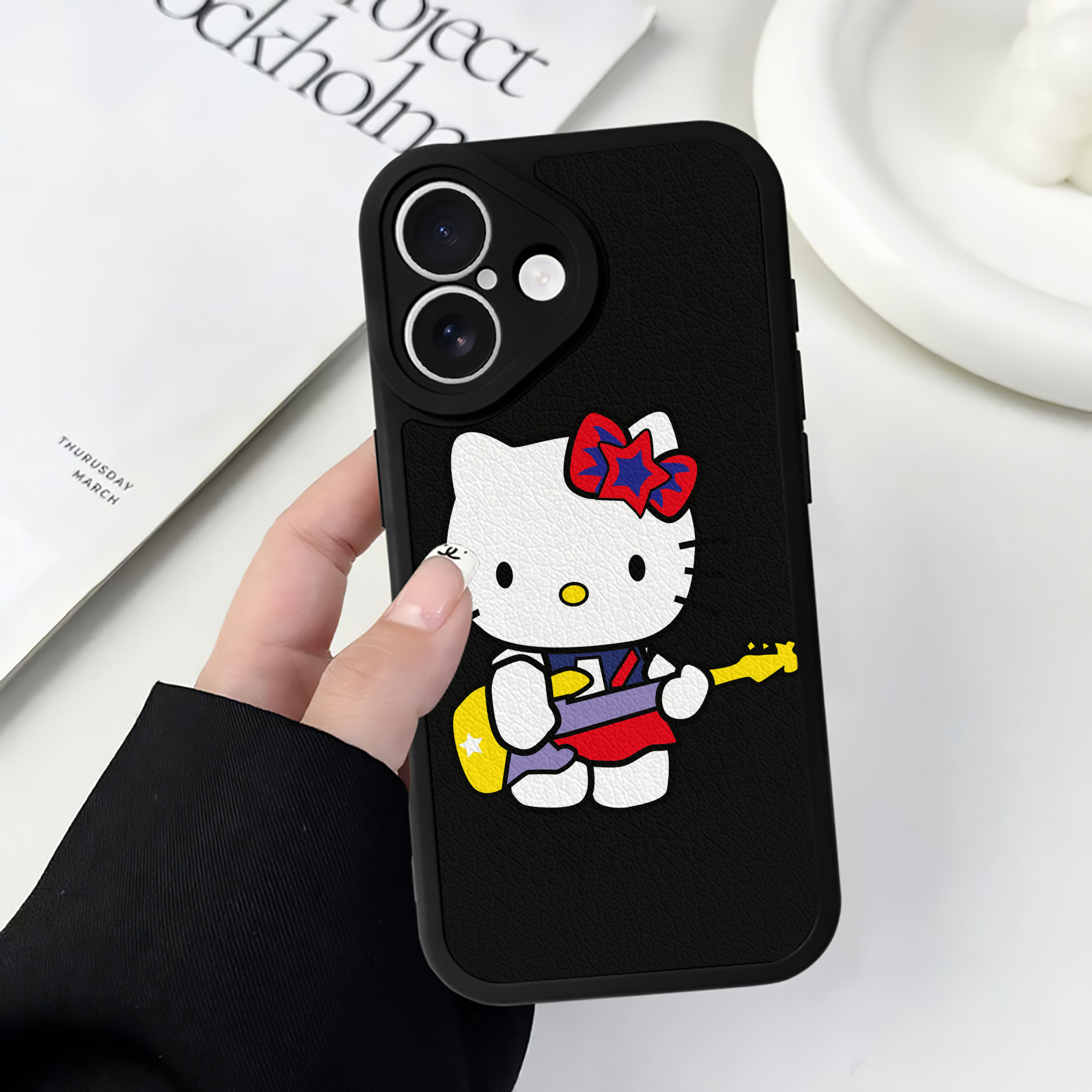 （画像用） Hello Kitty ハローキティ 【iPhone 16シリーズ対応】シリコンスマホケース（レザー調） 材質：シリコン